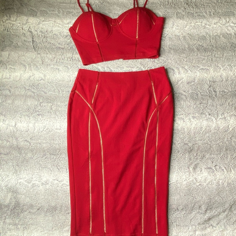 Red set - Picture 2 of 3